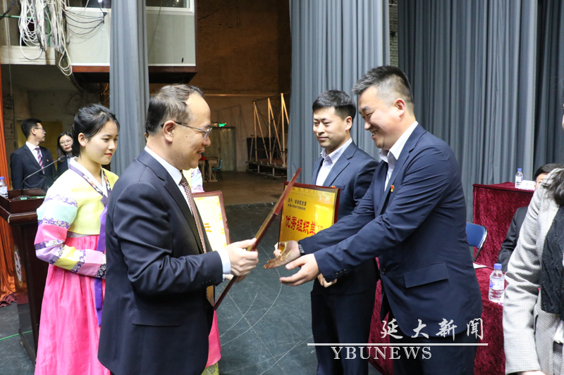 3校黨委李寶奇副書記為獲得優(yōu)秀組織獎(jiǎng)單位頒獎(jiǎng) (2) 拷貝.jpg