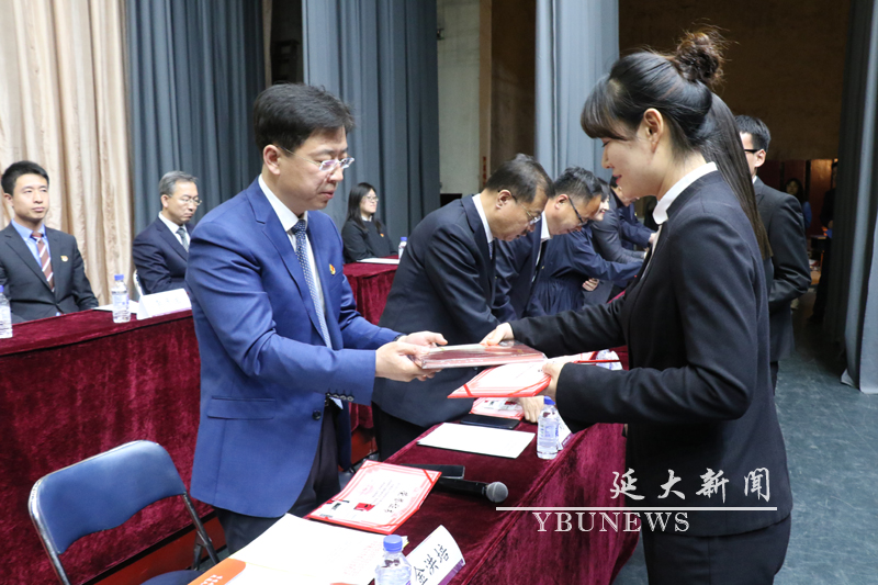 校黨委常委、組織部長金洪培等與會(huì)領(lǐng)導(dǎo)為優(yōu)秀學(xué)員代表頒發(fā)榮譽(yù)證書 拷貝.jpg